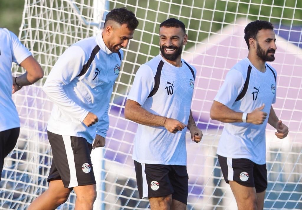 Mohamed Salah (center, number 10) alongside his Egypt national football team teammates during a training session. Image used for Sportxparte news.