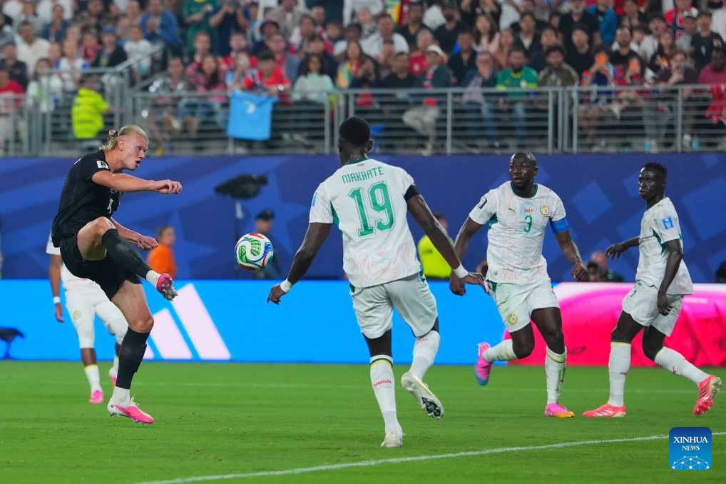 Norway’s Erling Haaland shoots and scores a goal past Senegal defenders Moussa Niakhaté and Kalidou Koulibaly during a 2026 World Cup Group I match. Image used for Sportxparte news.