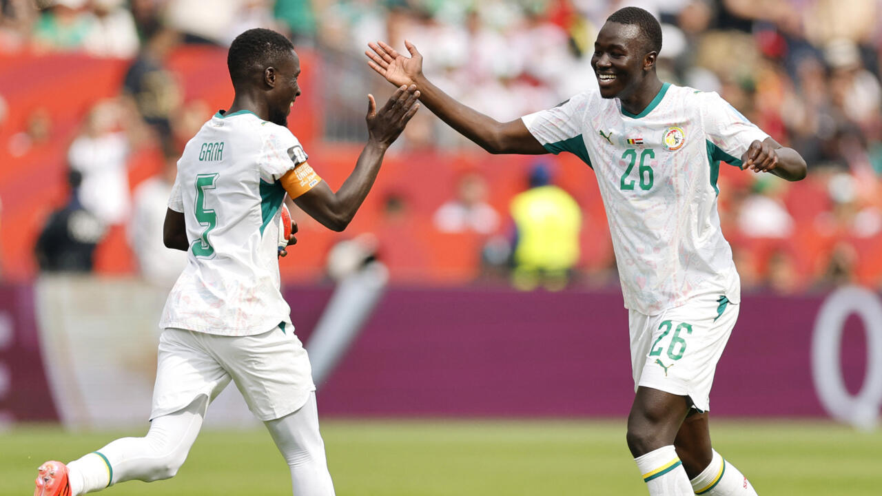 Pape Gueye (number 26) is pictured celebrating with his teammate Idrissa Gana Gueye (number 5) after scoring during Senegal's 5-0 victory over Iraq. Image used for Sportxparte news.