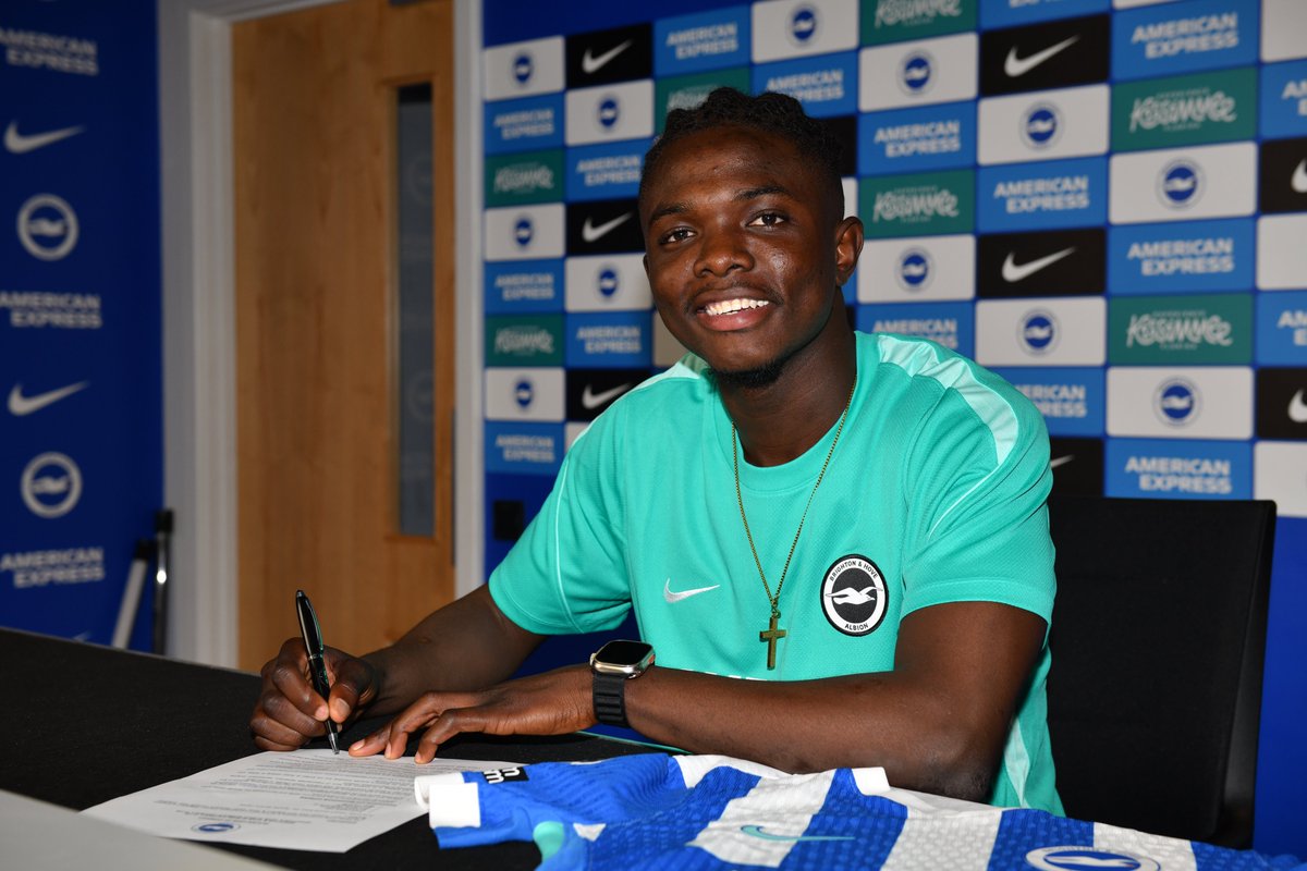 18-year-old Nigerian winger Zadok Yohanna officially signed his contract with Premier League club Brighton & Hove Albion. Image used for Sportxparte news.