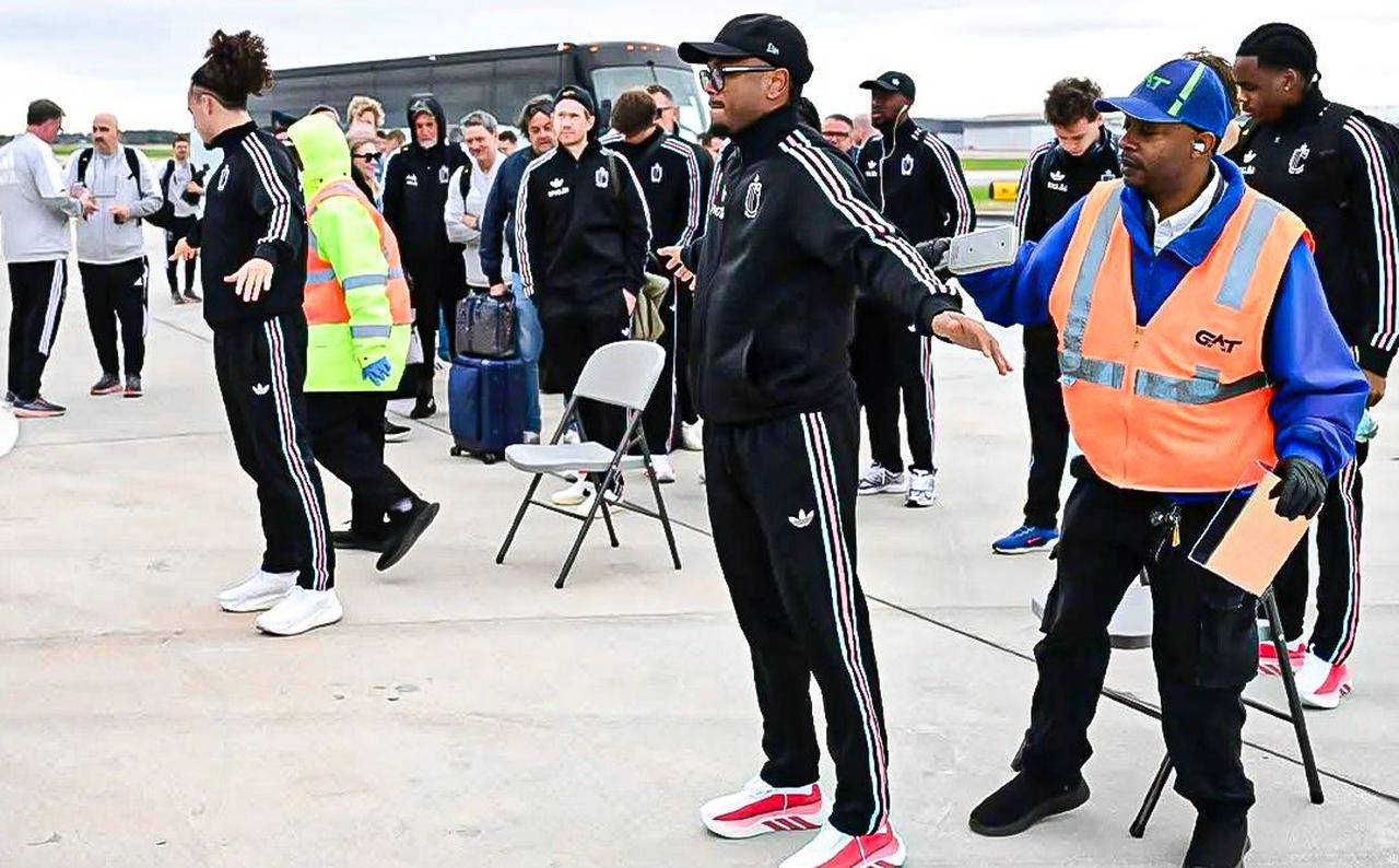 The Belgian national soccer team is undergoing tarmac security checks at an Atlanta airport before a flight to Chicago in March 2026. Image used for Sportxparte news.