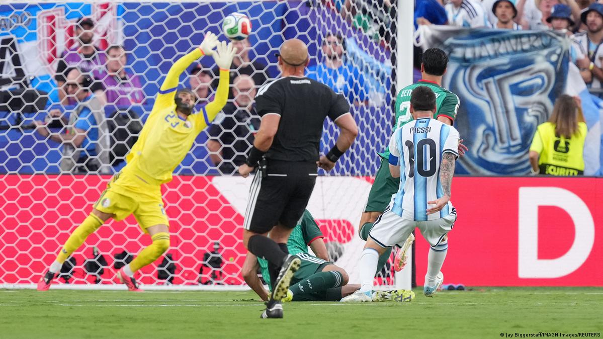 Lionel Messi scored a close-range goal past Algerian goalkeeper Luca Zidane at Kansas City Stadium during Argentina's 3-0 Group J victory in the 2026 FIFA World Cup. Image used for Sportxparte news.