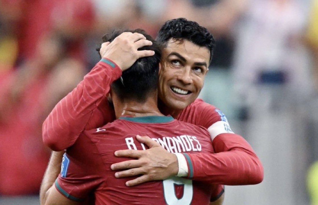 Portuguese forward Cristiano Ronaldo embracing teammate Bruno Fernandes during the 2026 FIFA World Cup. Image used for Sportxparte news.