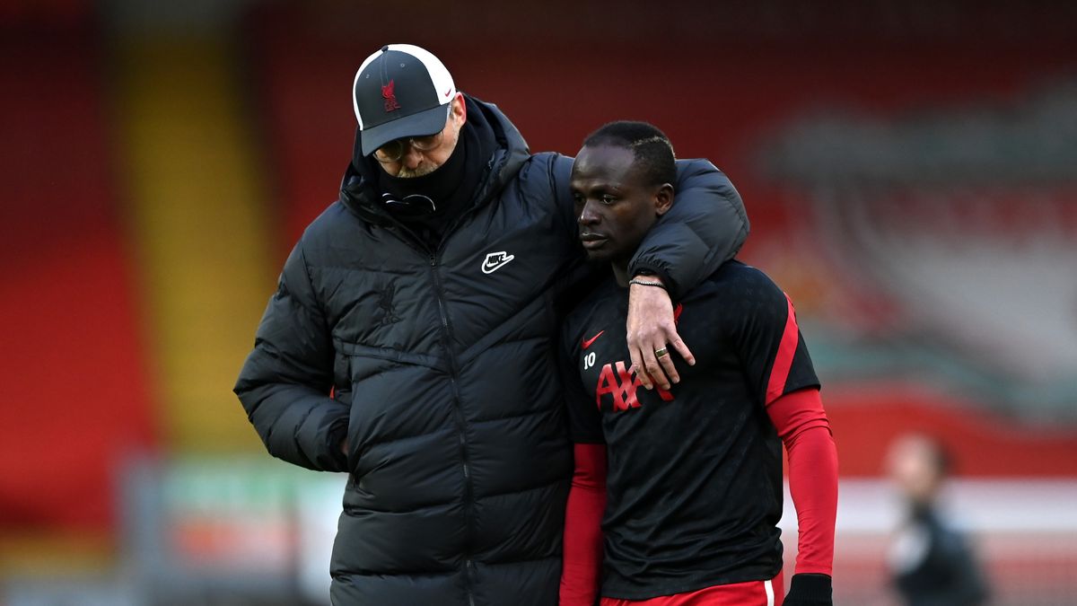 Former Liverpool manager Jürgen Klopp is comforting forward Sadio Mané. Image used for Sportxparte news.