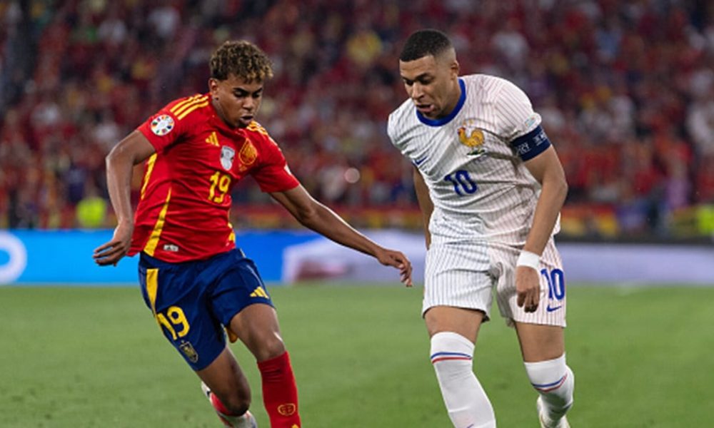Spanish winger Lamine Yamal (left) and French forward Kylian Mbappé (right). This specific photograph was taken during their iconic encounter in the UEFA Euro 2024 semi-finals, where Spain defeated France 2-1. Image used for Sportxparte news.