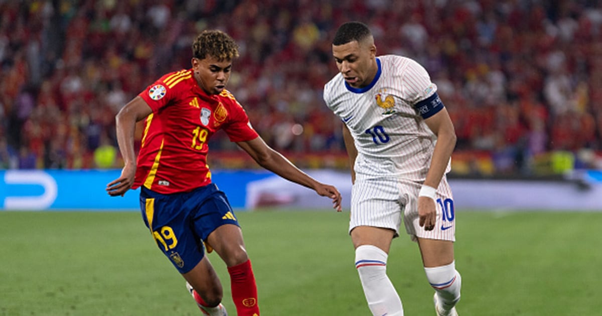Spanish winger Lamine Yamal (left) and French forward Kylian Mbappé (right). This specific photograph was taken during their iconic encounter in the UEFA Euro 2024 semi-finals, where Spain defeated France 2-1. Image used for Sportxparte news.