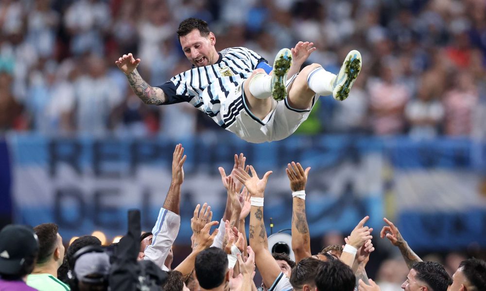 Lionel Messi and his Argentina teammates are celebrating a dramatic 3-2 comeback victory over Egypt in the 2026 FIFA World Cup Round of 16. Image used for Sportxparte news.