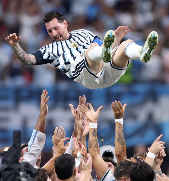 Lionel Messi and his Argentina teammates are celebrating a dramatic 3-2 comeback victory over Egypt in the 2026 FIFA World Cup Round of 16. Image used for Sportxparte news.