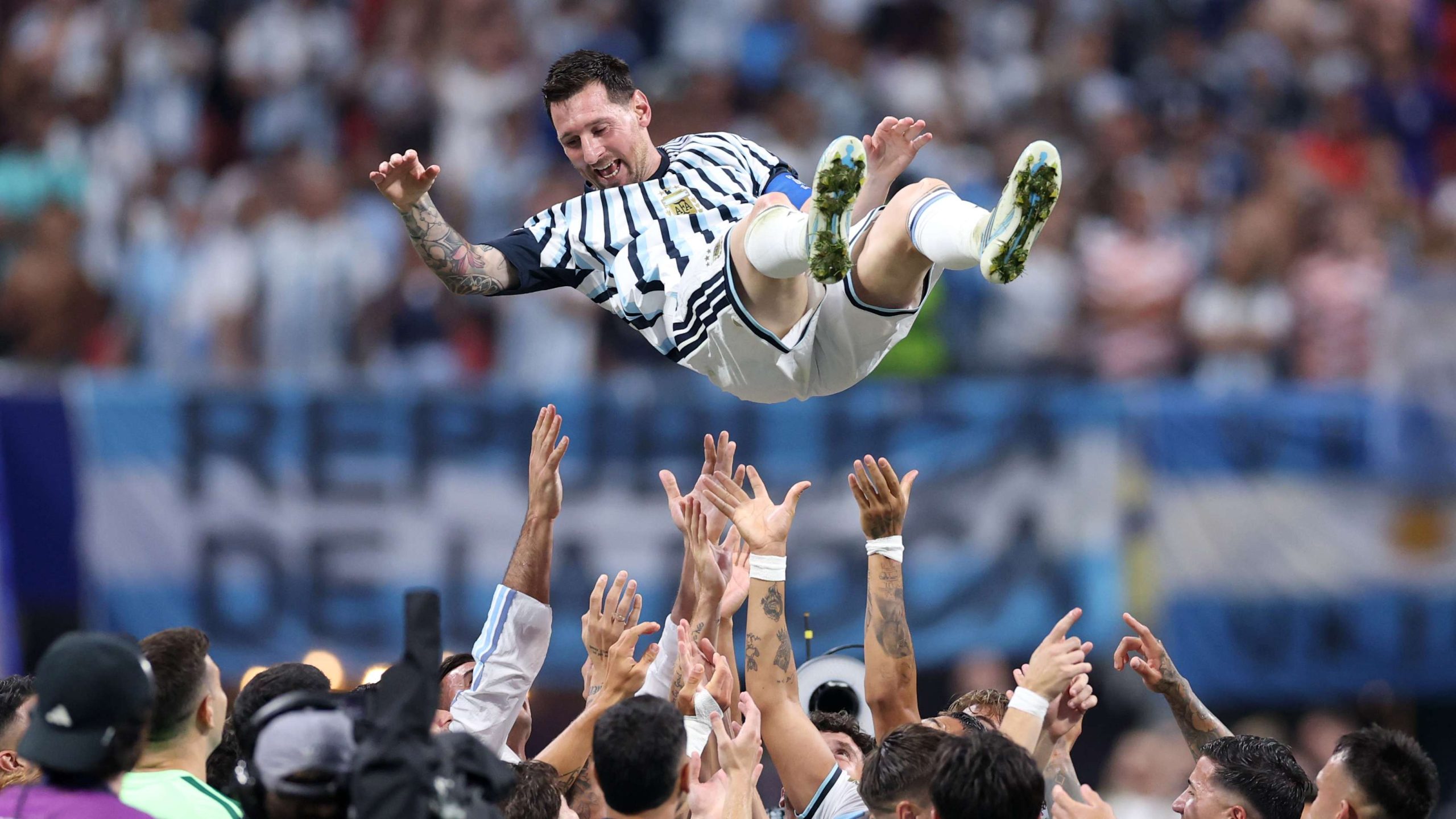 Lionel Messi and his Argentina teammates are celebrating a dramatic 3-2 comeback victory over Egypt in the 2026 FIFA World Cup Round of 16. Image used for Sportxparte news.