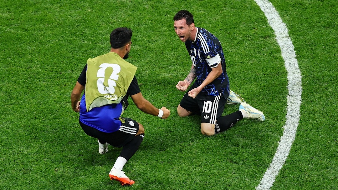 Lionel Messi is celebrating Argentina's 2-1 victory over England in the 2026 World Cup semi-final, held on July 15, 2026, in Atlanta. Image used for Sportxparte news.