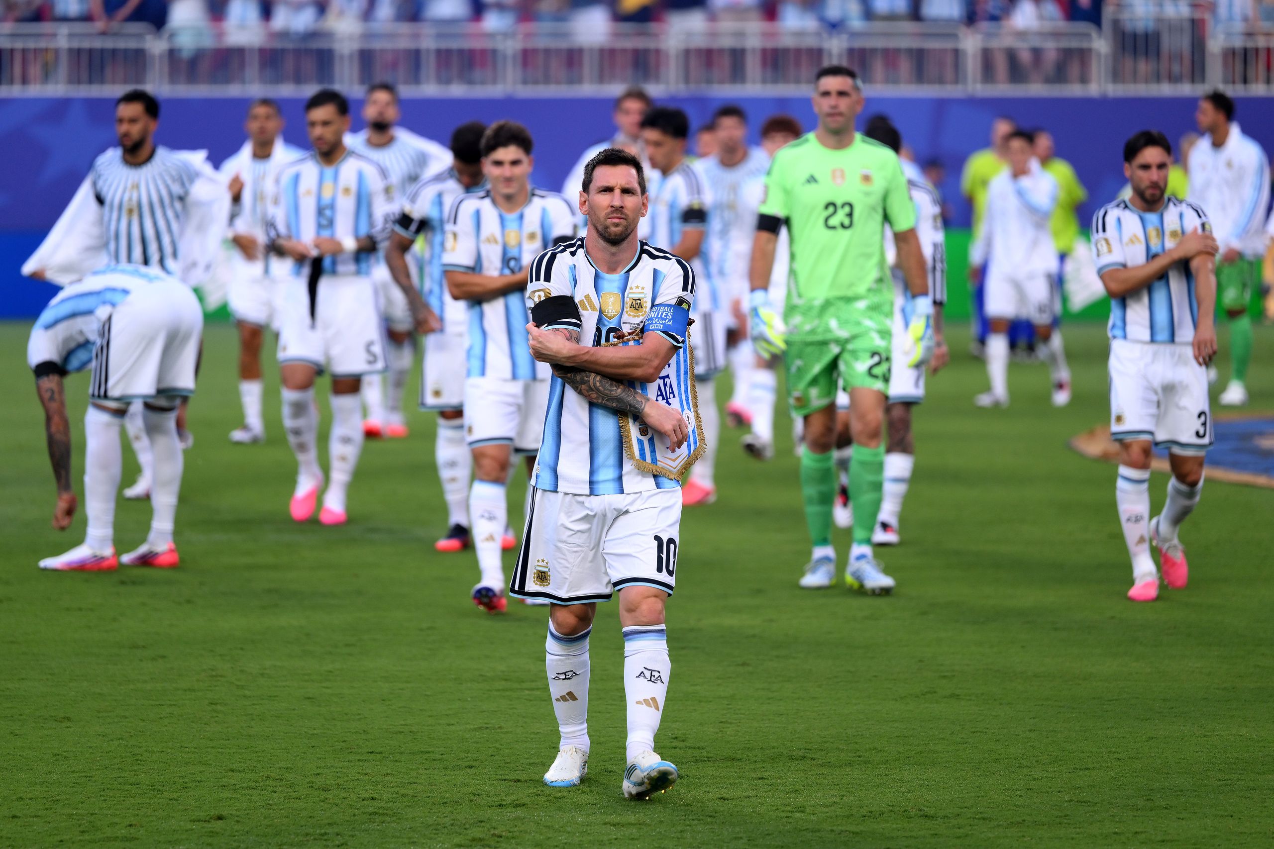 Lionel Messi and the Argentina national football team are pictured here celebrating their grueling extra-time victory over Switzerland in the quarterfinals of the 2026 FIFA World Cup. Image used for Sportxparte news.
