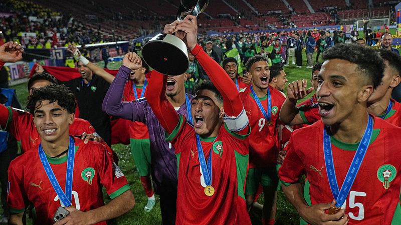 Morocco U-20 national football team players celebrating with the championship trophy on the pitch at the Julio Martínez Prádanos Stadium after defeating Argentina 2-0 in the 2025 FIFA U-20 World Cup final in Chile. Image used for Sportxparte news.