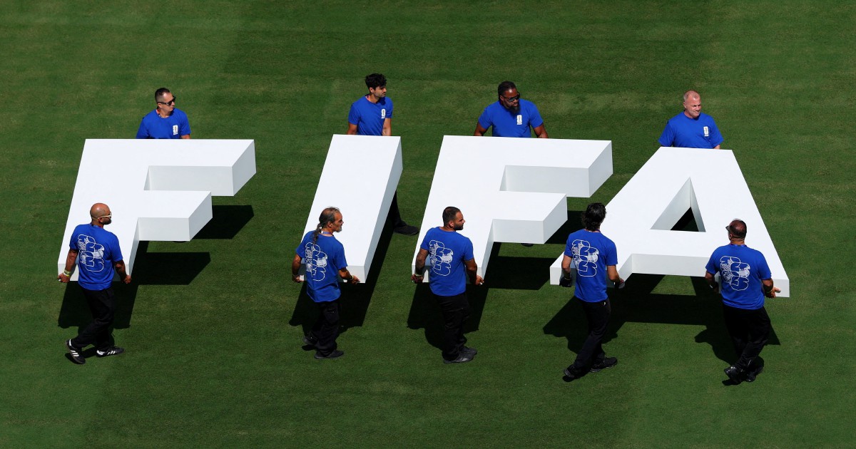 The selected image depicts stadium volunteers carrying large block letters spelling out "FIFA" onto the pitch during the FIFA World Cup. Image used for Sportxparte news.