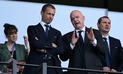 Gianni Infantino, the President of FIFA, speaking while Aleksander Čeferin, the President of UEFA, looks on with his arms crossed. Image used for Sportxparte news.