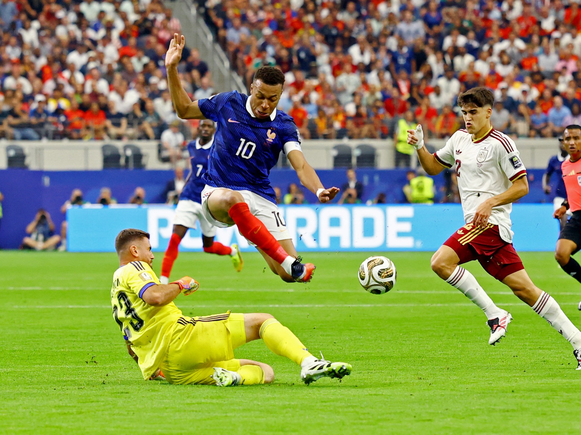 Unai Simón is blocking Kylian Mbappé during the Spain vs France 2026 World Cup semi-final match. Image used for Sportxparte news.