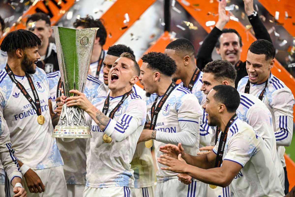 Aston Villa players celebrate with the trophy after winning the 2026 UEFA Europa League final against SC Freiburg in Istanbul. Image used for Sportxparte news.