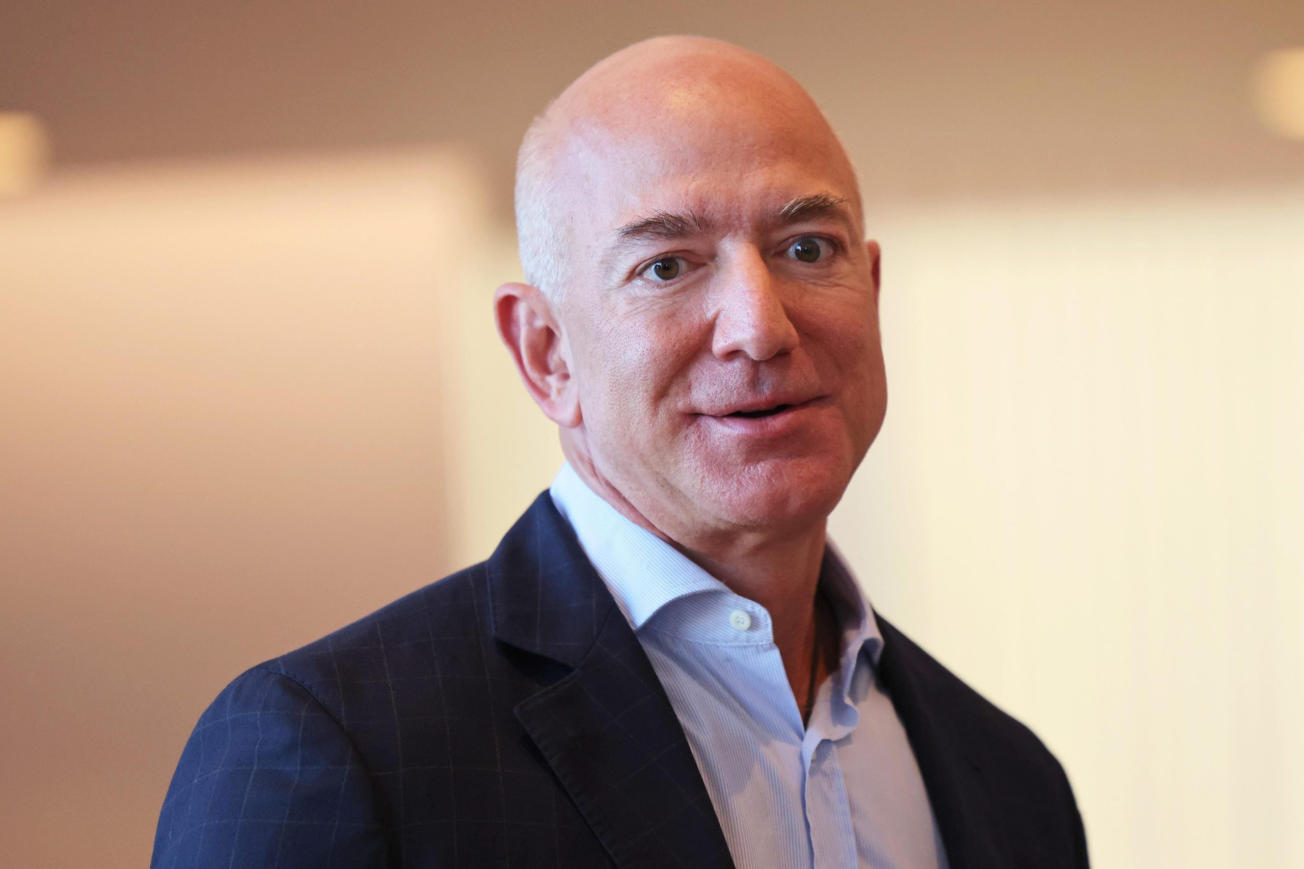 Jeff Bezos, the visionary founder and executive chairman of e-commerce pioneer Amazon, as well as the founder of aerospace firm Blue Origin. As one of the world's top billionaires, Bezos continues to shape global technology, retail, and media landscapes through strategic investments and philanthropic initiatives. Image used for Sportxparte news.