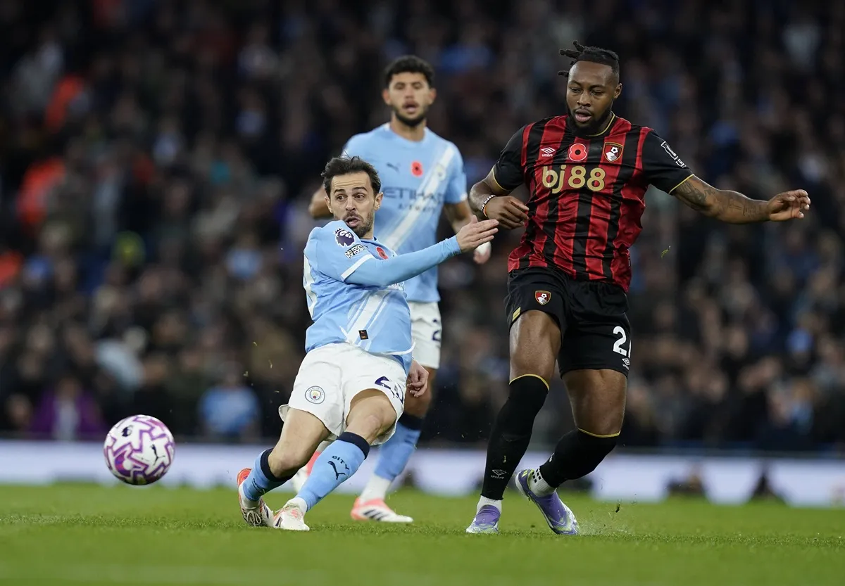 Premier League match between Manchester City and AFC Bournemouth, featuring Bernardo Silva battling for the ball against Antoine Semenyo. Image used for Sportxparte news.