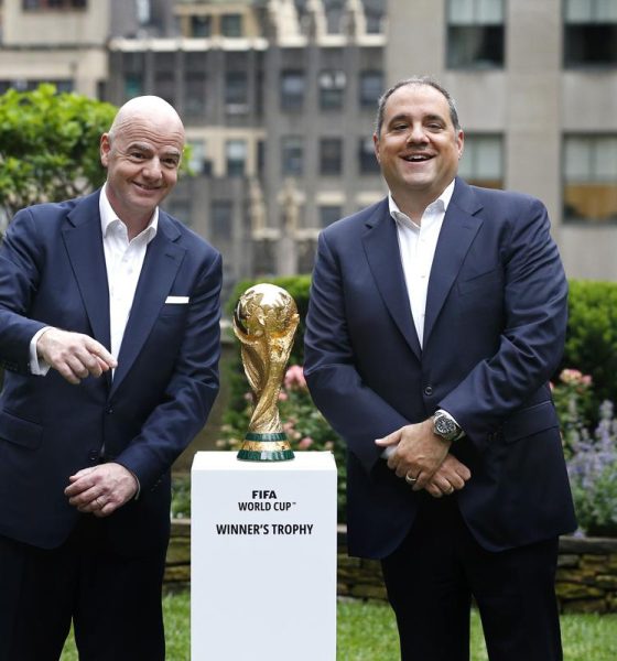 FIFA President Gianni Infantino and Vice President Vittorio Montagliani posing with the official golden FIFA World Cup Winner’s Trophy on a white pedestal during a New York broadcast event. Image used for Sportxparte news.