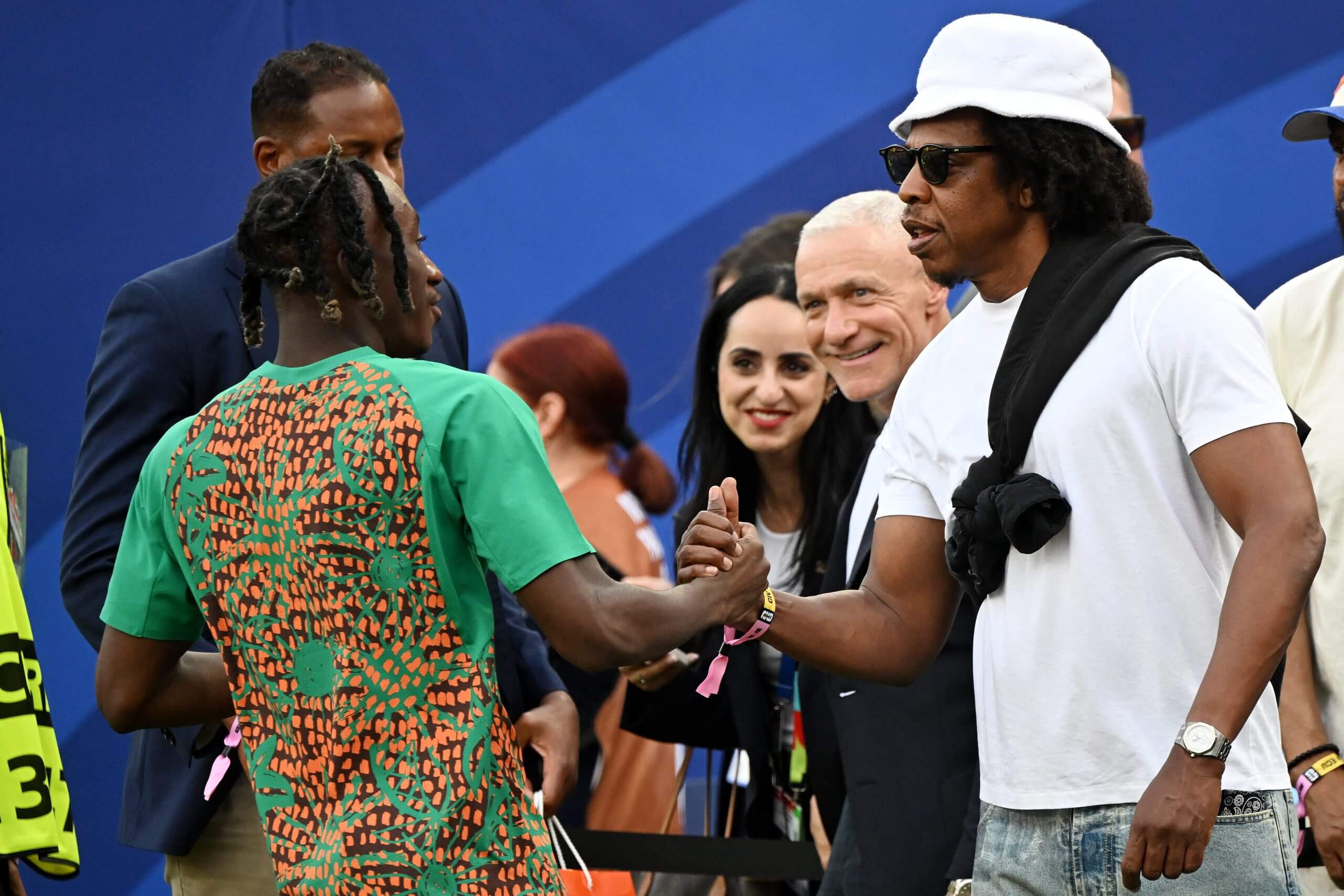 American rapper and Roc Nation founder Jay-Z meets with Ivorian football star Yan Diomandé at the FIFA World Cup 2026. The Roc Nation Sports client celebrated a 1-0 Group E victory for Ivory Coast over Ecuador in Philadelphia. Image used for Sportxparte news.