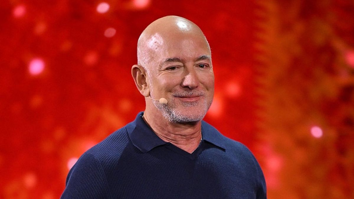 American businessman and Amazon founder Jeff Bezos. He currently holds a net worth of $283.8 billion, ranking as the third-wealthiest person globally according to the Forbes Real-Time Billionaires List. Image used for Sportxparte news.